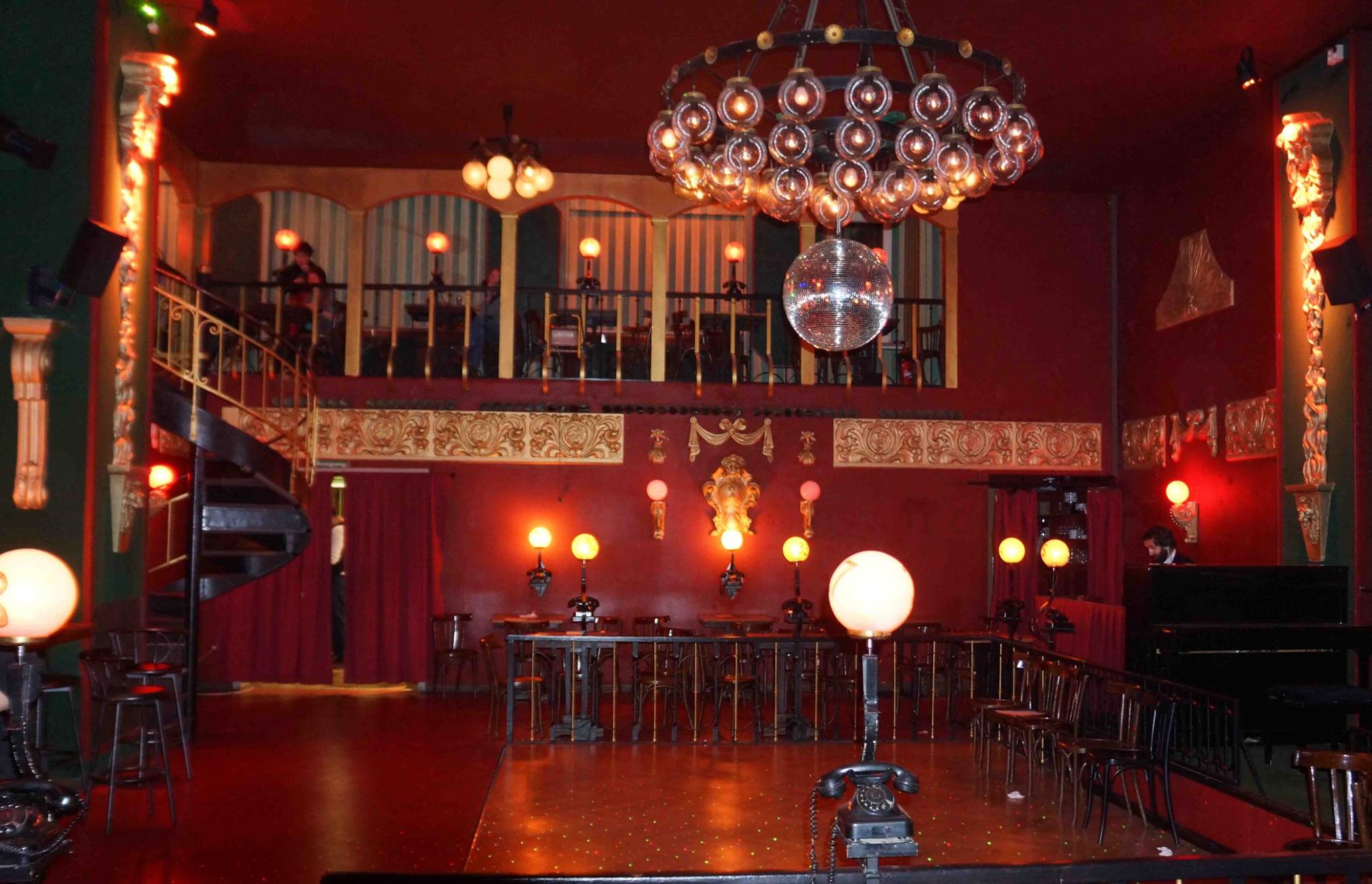 Der Ballsaal des Ballhaus Berlin mit Kronleuchter, Discokugel, Wendeltreppe und umlaufendem Balkon