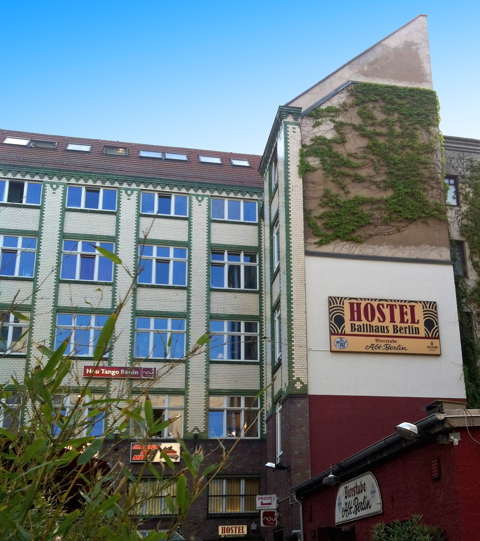 Hoffassade der Chausseestraße 102 mit dem Schild „Hostel Ballhaus Berlin / Bierstube Alt Berlin“